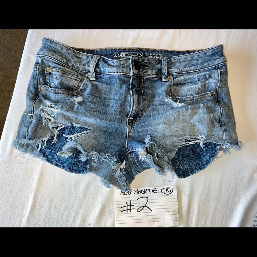 ***AEO 360 STRETCH SUPER DESTROYED MID RISE SHORTIE SIZE 10